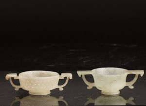 Lotto di due coppette cerimoniale in giada bianca e russet con manici e decori geometrici intagliati, Cina, Dinastia Qing, XVIII secolo  - Asta Fine Asian Works of Art - Associazione Nazionale - Case d'Asta italiane