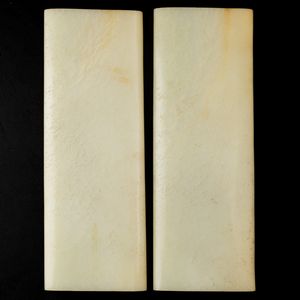 Coppia di placche in giada bianca con scene di paesaggio montano e personaggi a rilievo, Cina, Dinastia Qing, XIX secolo  - Asta Fine Asian Works of Art - Associazione Nazionale - Case d'Asta italiane