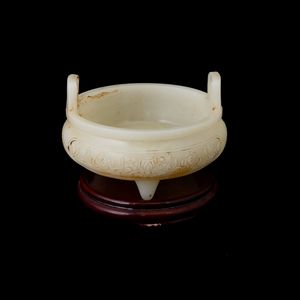 Incensiere tripode in giada bianca e russet con motivi naturalistici scolpiti, Cina, Dianstia Qing, marca e del periodo Qianlong (1736-1796)  - Asta Fine Asian Works of Art - Associazione Nazionale - Case d'Asta italiane