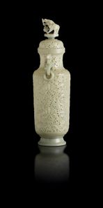 Vaso scolpito in giada Celadon in stile Moghul con decoro vegetale a traforo, anse ad anello e presa del coperchio a foggia di draghetto, Cina, Dinastia Qing, XIX secolo  - Asta Fine Asian Works of Art - Associazione Nazionale - Case d'Asta italiane
