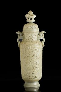 Vaso scolpito in giada Celadon in stile Moghul con decoro vegetale a traforo, anse ad anello e presa del coperchio a foggia di draghetto, Cina, Dinastia Qing, XIX secolo  - Asta Fine Asian Works of Art - Associazione Nazionale - Case d'Asta italiane