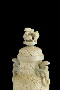 Vaso scolpito in giada Celadon in stile Moghul con decoro vegetale a traforo, anse ad anello e presa del coperchio a foggia di draghetto, Cina, Dinastia Qing, XIX secolo  - Asta Fine Asian Works of Art - Associazione Nazionale - Case d'Asta italiane