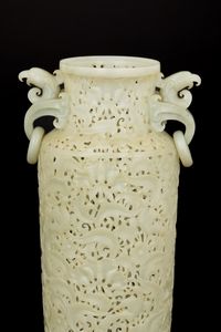 Vaso scolpito in giada Celadon in stile Moghul con decoro vegetale a traforo, anse ad anello e presa del coperchio a foggia di draghetto, Cina, Dinastia Qing, XIX secolo  - Asta Fine Asian Works of Art - Associazione Nazionale - Case d'Asta italiane