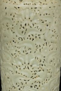 Vaso scolpito in giada Celadon in stile Moghul con decoro vegetale a traforo, anse ad anello e presa del coperchio a foggia di draghetto, Cina, Dinastia Qing, XIX secolo  - Asta Fine Asian Works of Art - Associazione Nazionale - Case d'Asta italiane