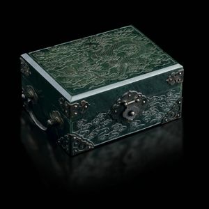 Scatola in giada verde spinacio raffigurante draghi incisi, Cina, Dinastia Qing, XIX secolo  - Asta Fine Asian Works of Art - Associazione Nazionale - Case d'Asta italiane