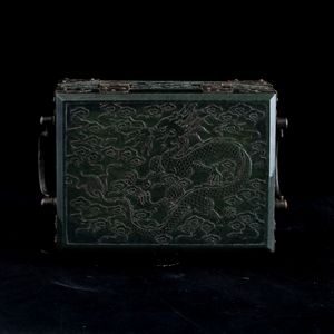 Scatola in giada verde spinacio raffigurante draghi incisi, Cina, Dinastia Qing, XIX secolo  - Asta Fine Asian Works of Art - Associazione Nazionale - Case d'Asta italiane