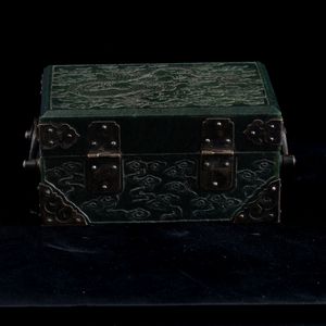 Scatola in giada verde spinacio raffigurante draghi incisi, Cina, Dinastia Qing, XIX secolo  - Asta Fine Asian Works of Art - Associazione Nazionale - Case d'Asta italiane