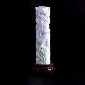 Elemento scolpito in giadeite sui toni lavanda e green apple raffigurante draghi e nuvole, Cina, Dinastia Qing, fine XIX secolo  - Asta Fine Asian Works of Art - Associazione Nazionale - Case d'Asta italiane