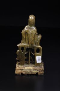 Figura raffigurante Guanyin con bambini scolpita in pietra saponaria, Cina, XIX secolo  - Asta Fine Asian Works of Art - Associazione Nazionale - Case d'Asta italiane