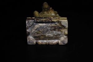 Figura raffigurante Guanyin con bambini scolpita in pietra saponaria, Cina, XIX secolo  - Asta Fine Asian Works of Art - Associazione Nazionale - Case d'Asta italiane