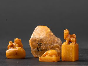 Lotto composto da quattro elementi in pietra shoushan, pietra con iscrizioni e tre sigilli raffiguranti leoni, Cina, XIX-XX secolo  - Asta Fine Asian Works of Art - Associazione Nazionale - Case d'Asta italiane