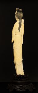 Figura di Guanyin con bambino scolpita in avorio, Cina, XIX secolo  - Asta Fine Asian Works of Art - Associazione Nazionale - Case d'Asta italiane