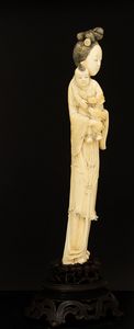 Figura di Guanyin con bambino scolpita in avorio, Cina, XIX secolo  - Asta Fine Asian Works of Art - Associazione Nazionale - Case d'Asta italiane