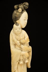 Figura di Guanyin con bambino scolpita in avorio, Cina, XIX secolo  - Asta Fine Asian Works of Art - Associazione Nazionale - Case d'Asta italiane