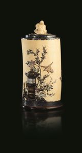 Vaso in avorio con coperchio e applicazioni in madreperla e pietre dure raffiguranti soggetti naturalistici, Shibayama, Giappone, periodo Meiji (1868-1912)  - Asta Fine Asian Works of Art - Associazione Nazionale - Case d'Asta italiane