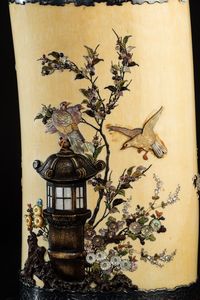 Vaso in avorio con coperchio e applicazioni in madreperla e pietre dure raffiguranti soggetti naturalistici, Shibayama, Giappone, periodo Meiji (1868-1912)  - Asta Fine Asian Works of Art - Associazione Nazionale - Case d'Asta italiane