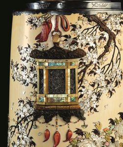 Vaso in avorio con coperchio e applicazioni in madreperla e pietre dure raffiguranti soggetti naturalistici, Shibayama, Giappone, periodo Meiji (1868-1912)  - Asta Fine Asian Works of Art - Associazione Nazionale - Case d'Asta italiane