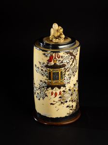 Vaso in avorio con coperchio e applicazioni in madreperla e pietre dure raffiguranti soggetti naturalistici, Shibayama, Giappone, periodo Meiji (1868-1912)  - Asta Fine Asian Works of Art - Associazione Nazionale - Case d'Asta italiane