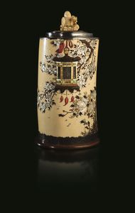 Vaso in avorio con coperchio e applicazioni in madreperla e pietre dure raffiguranti soggetti naturalistici, Shibayama, Giappone, periodo Meiji (1868-1912)  - Asta Fine Asian Works of Art - Associazione Nazionale - Case d'Asta italiane