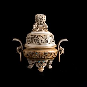 Incensiere in avorio traforato  con inserti di pietre dure, Cina, XIX secolo  - Asta Fine Asian Works of Art - Associazione Nazionale - Case d'Asta italiane