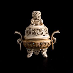 Incensiere in avorio traforato  con inserti di pietre dure, Cina, XIX secolo  - Asta Fine Asian Works of Art - Associazione Nazionale - Case d'Asta italiane