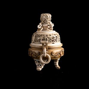 Incensiere in avorio traforato  con inserti di pietre dure, Cina, XIX secolo  - Asta Fine Asian Works of Art - Associazione Nazionale - Case d'Asta italiane
