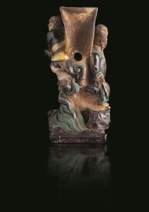 Portacandele in Fahua bifacciale raffigurante due immortali in grs, Cina, Dinastia Ming, XVII secolo  - Asta Fine Asian Works of Art - Associazione Nazionale - Case d'Asta italiane