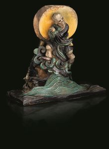 Portacandele in Fahua bifacciale raffigurante due immortali in grs, Cina, Dinastia Ming, XVII secolo  - Asta Fine Asian Works of Art - Associazione Nazionale - Case d'Asta italiane