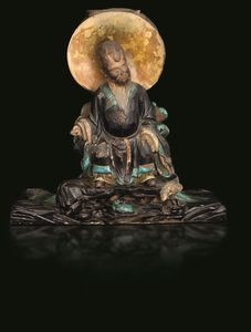 Portacandele in Fahua bifacciale raffigurante due immortali in grs, Cina, Dinastia Ming, XVII secolo  - Asta Fine Asian Works of Art - Associazione Nazionale - Case d'Asta italiane