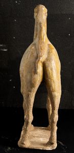 Figura di cammello in terracotta con tracce di policromia, Cina, Dinastia Tang (618-906)  - Asta Fine Asian Works of Art - Associazione Nazionale - Case d'Asta italiane