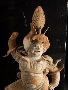 Figura di guerriero in terracotta con tracce di policromia, Cina, Dinastia Tang (618-906)  - Asta Fine Asian Works of Art - Associazione Nazionale - Case d'Asta italiane