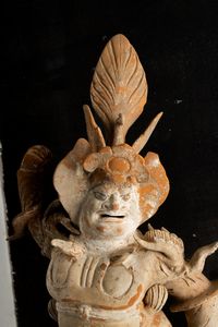 Figura di guerriero in terracotta con tracce di policromia, Cina, Dinastia Tang (618-906)  - Asta Fine Asian Works of Art - Associazione Nazionale - Case d'Asta italiane