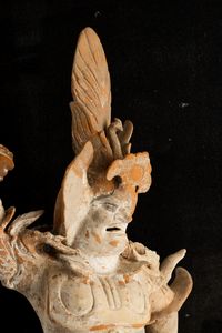 Figura di guerriero in terracotta con tracce di policromia, Cina, Dinastia Tang (618-906)  - Asta Fine Asian Works of Art - Associazione Nazionale - Case d'Asta italiane
