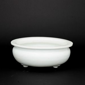 Ciotola tripode in porcellana Blanc de Chine Dehua, Cina, Dinastia Qing, XVIII secolo  - Asta Fine Asian Works of Art - Associazione Nazionale - Case d'Asta italiane