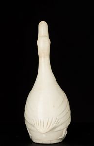 Fiasca in porcellana bianca raffigurante oca, Cina, Dinastia Qing, inizio XIX secolo  - Asta Fine Asian Works of Art - Associazione Nazionale - Case d'Asta italiane