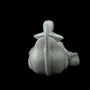 Versatoio in porcellana bianca raffigurante paperelle, Cina, Dinastia Qing, prima met XIX secolo  - Asta Fine Asian Works of Art - Associazione Nazionale - Case d'Asta italiane