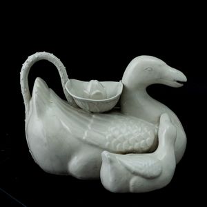 Versatoio in porcellana bianca raffigurante paperelle, Cina, Dinastia Qing, prima met XIX secolo  - Asta Fine Asian Works of Art - Associazione Nazionale - Case d'Asta italiane