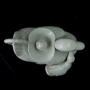 Versatoio in porcellana bianca raffigurante paperelle, Cina, Dinastia Qing, prima met XIX secolo  - Asta Fine Asian Works of Art - Associazione Nazionale - Case d'Asta italiane