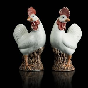 Coppia di figure di galli in porcellana con invetriatura bianca, cresta e collo a smalto rosso, Cina, Dinastia Qing, XVIII secolo  - Asta Fine Asian Works of Art - Associazione Nazionale - Case d'Asta italiane