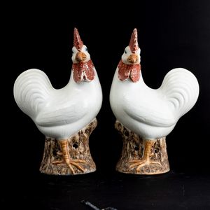 Coppia di figure di galli in porcellana con invetriatura bianca, cresta e collo a smalto rosso, Cina, Dinastia Qing, XVIII secolo  - Asta Fine Asian Works of Art - Associazione Nazionale - Case d'Asta italiane