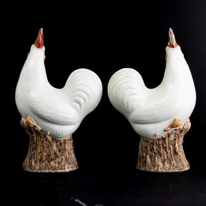 Coppia di figure di galli in porcellana con invetriatura bianca, cresta e collo a smalto rosso, Cina, Dinastia Qing, XVIII secolo  - Asta Fine Asian Works of Art - Associazione Nazionale - Case d'Asta italiane