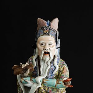 Grande figura in porcellana policroma raffigurante saggio a cavallo di un gallo, Dinastia Qing, fine XIX secolo  - Asta Fine Asian Works of Art - Associazione Nazionale - Case d'Asta italiane