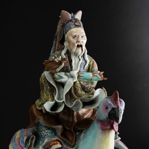 Grande figura in porcellana policroma raffigurante saggio a cavallo di un gallo, Dinastia Qing, fine XIX secolo  - Asta Fine Asian Works of Art - Associazione Nazionale - Case d'Asta italiane
