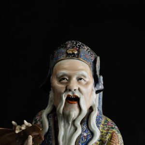 Grande figura in porcellana policroma raffigurante saggio a cavallo di un gallo, Dinastia Qing, fine XIX secolo  - Asta Fine Asian Works of Art - Associazione Nazionale - Case d'Asta italiane