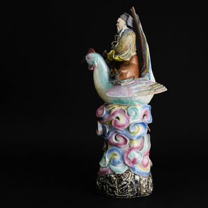 Grande figura in porcellana policroma raffigurante saggio a cavallo di un gallo, Dinastia Qing, fine XIX secolo  - Asta Fine Asian Works of Art - Associazione Nazionale - Case d'Asta italiane