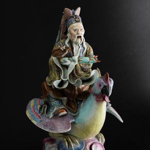 Grande figura in porcellana policroma raffigurante saggio a cavallo di un gallo, Dinastia Qing, fine XIX secolo  - Asta Fine Asian Works of Art - Associazione Nazionale - Case d'Asta italiane