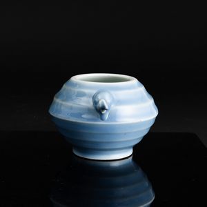 Piccolo vaso sagomato in porcellana Claire de Lune in stile Jun, Cina, Dinastia Qing, XIX secolo  - Asta Fine Asian Works of Art - Associazione Nazionale - Case d'Asta italiane