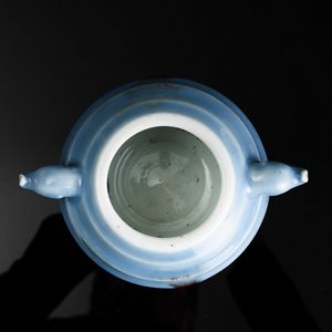 Piccolo vaso sagomato in porcellana Claire de Lune in stile Jun, Cina, Dinastia Qing, XIX secolo  - Asta Fine Asian Works of Art - Associazione Nazionale - Case d'Asta italiane