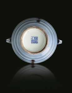 Piccolo vaso sagomato in porcellana Claire de Lune in stile Jun, Cina, Dinastia Qing, XIX secolo  - Asta Fine Asian Works of Art - Associazione Nazionale - Case d'Asta italiane