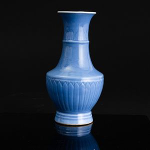 Vaso in porcellana Claire de Lune con incisioni e decoro a rilievo, Cina, Dinastia Qing, XIX secolo  - Asta Fine Asian Works of Art - Associazione Nazionale - Case d'Asta italiane